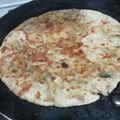 Aruna Thapar का कुकस्नैप जब उन्होंने आलू का पराठा, टमाटर की मीठी और हरी चटनी(Aloo ka paratha tamatar बनाया था।
