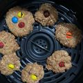 รูป Cooksnap ของ Anutsara Chaoterng เมื่อเขาทำ Healthier Monster Cookies 🍪 by Airfryer