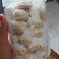 Cooksnap dari Fuzi Assyari Saleha untuk resep Kue putri salju keju 1 kuning telur