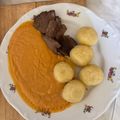 kisördög Cooksnap-ja, amikor elkészítette a(z) Vadas marhaszelet burgonyagombóccal receptet.