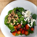 El cooksnap de v.hercon cuando hizo Ensalada de espinacas, nueces, queso de cabra y cherrys con vinagre de Módena.