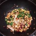 El cooksnap de Erikillo cuando hizo Salteado estilo oriental de garbanzos con surimi en wok.