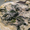 El cooksnap de Menci está cocinando cuando hizo Espinacas a la crema de nata y queso.