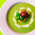 Mónika Gyurászné Cooksnap-ja, amikor elkészítette a(z) Zöldborsós brokkolikrémleves pirított gombával szalámis bagettel receptet.