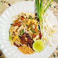 รูป Cooksnap ของ Thanaporn Bumrungpuek เมื่อเขาทำ ขนมเข่งผัดไทยก็ได้เด้อ #จานนี้ดีกินแล้วรวย