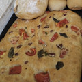 El cooksnap de dulcenahiu cuando hizo Focaccia con tomates secos, romero y olivas negras. Fácil y rápida, sin amasar. 🍅🫒🍞.