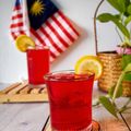 Cooksnap Iman Hasanah Musa semasa beliau membuat Sparkling Strawberry Lemonade.