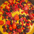 El cooksnap de mikhailo R cuando hizo Bizcocho de moras y arándanos con chocolate blanco.