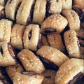 صورة من أكلاتي الشهية😋، شاركها بعد تجربة وصفة معمول التمر ومعمول الأصابع المحشية بالتمر