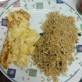 邱怡倫 的 早餐-起司歐姆蛋佐炒泡麵 cooksnap