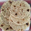 Sonal Modha's cooksnap of when they made પીળી મકાઈ નો મસાલા વડો રોટલો ને મેથી ની ભાજી.