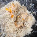 Cooksnap Nurul Hussain semasa beliau membuat Bihun Goreng Singapore Style.
