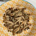 Claire Hung 的 豆瓣乾煎蚵仔炒鴻喜菇 cooksnap