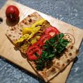 کوک اسنپ سارا بعد از امتحان کردن ساندویچ مرغ و بادمجان با سس خوشمزه 🌸.