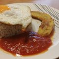 El cooksnap de khyra99 cuando hizo Arroz a la cubana con plátano frito y pechuga de pollo.