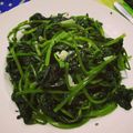 Cooksnap của Phuong Lan Doan khi họ làm theo món Ngọn lang xào nấm mối cháy bơ tỏi. 