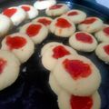 Abha Agam Singh का कुकस्नैप जब उन्होंने जैम कूकीज (Jam cookies recipe in hindi) बनाया था।