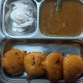 Aradhana gautam का कुकस्नैप जब उन्होंने आलू बंडा (Aloo banda recipe in Hindi) बनाया था।
