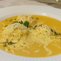 Mónika Gyurászné Cooksnap-ja, amikor elkészítette a(z) Zöldségkrémleves, füstölt sajtos burgonyagombóccal receptet.