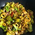 Cooksnap Dapur Yusfarisyia semasa beliau membuat Sotong telur goreng kunyit.