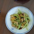 羅文孜 的 芹菜炒麵腸 / 家常菜 cooksnap
