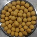 Sarika Gupta का कुकस्नैप जब उन्होंने बेसन, सूजी और आटे के लड्डू (besan, suji aur ke laddoo recipe in Hindi) बनाया था।