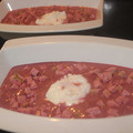 El cooksnap de jorbasmar cuando hizo Crema fría de remolacha y kefir (o yogur) a la hierbabuena, con sal de jamón y tejas de queso.
