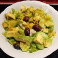 Cooksnap από Δέσποινα Καρπούζα στη συνταγή Σαλάτα με μαρούλι αγγούρι αβοκάντο πιπεριά φέτα ελιές αρωματισμένη με ρίγανη θυμάρι  δυόσμο
