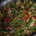 El cooksnap de María Jesús Sanz cuando hizo Revuelto de espárragos, setas 🍄 pimiento morrón, gambas y huevo.