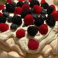 Cooksnap de Sem Complicações quando cozinhou Pavlova de Frutos Vermelhos.
