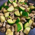 彤彤媽 的 蒜炒蘑菇櫛瓜 cooksnap