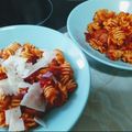 El cooksnap de Menci está cocinando cuando hizo Tallarines con tomate en salchichas.