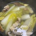 賴小孟 的 娃娃菜煨香菇雞湯 cooksnap