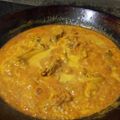 Cooksnap Linda Mat Nor semasa beliau membuat Rendang ayam pencen.