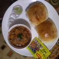 Manilata FoOd का कुकस्नैप जब उन्होंने मिसल पाव (misal pav recipe in Hindi) बनाया था।