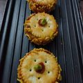  Darshna Rajpara का कुकस्नैप जब उन्होंने स्टफड मोनाको बिस्कुट सेव पूरी (Stuffed monaco biscuit sev cake recipe in Hindi) बनाया था।