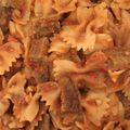 صورة من نسيم الصباح ، شاركها بعد تجربة وصفة مكرونة فيونكة بالنقانق 🍝