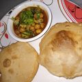 Anuja Mishra का कुकस्नैप जब उन्होंने खट्टे छोले और भटूरे (khatte chole aur bhature recipe in Hindi) बनाया था।