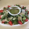 El cooksnap de ni.uman cuando hizo Ensalada de rúcula y canónigos con fresas y parmesano.