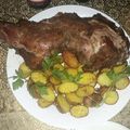 El cooksnap de Dayana Ilonka Lagos Solar cuando hizo Paletilla de cordero al horno con hierbas aromáticas y guarnición de gajos de patata y tomate asados.
