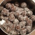 Csilla Rojkóné Majoros Cooksnap-ja, amikor elkészítette a(z) Kókuszgolyó meggyel receptet.