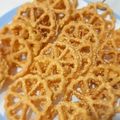 Cooksnap dari Yuliana Law untuk resep 4. Kue kembang goyang wijen renyah anti gagal