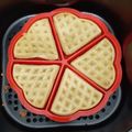 Cooksnap Norashida Sabari semasa beliau membuat Wafel Air Fryer.