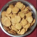 Kanchan garg का कुकस्नैप जब उन्होंने सूजी और आटे की मठरी (sooji aur atte ki mathri recipe in Hindi) बनाया था।