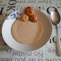 Viktória Fehér Cooksnap-ja, amikor elkészítette a(z) Barackkrémleves chilis, tökmagos tortilla bundás sajtgolyóval GM receptet.