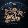 Cooksnap Salina Jalaludin semasa beliau membuat Garlic chip homemade.