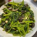 Hua Mei Chiang 的 皮蛋地瓜葉（炒地皮） cooksnap