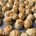 kisördög Cooksnap-ja, amikor elkészítette a(z) Villámgyors tejfölös - sajtos pogácsa receptet.