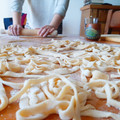 El cooksnap de Aldana Pérez cuando hizo Fideos caseros. Suaves y fáciles de hacer. Con salsa de crema y langostinos. 🍝🦐.