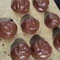 Cooksnap από meli_kanela στη συνταγή Τρουφάκια με τριμμένο φουντούκι και επικάλυψη σοκολάτας γάλακτος